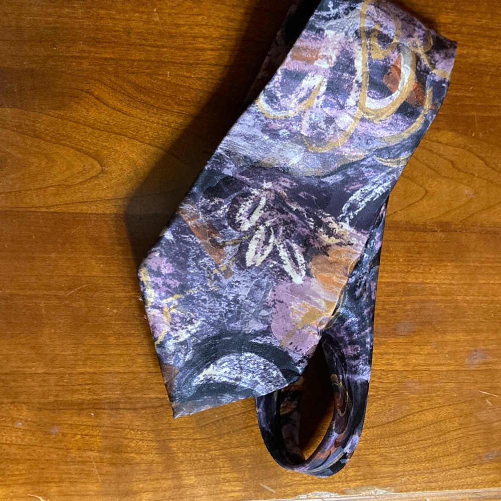 Patterned tie